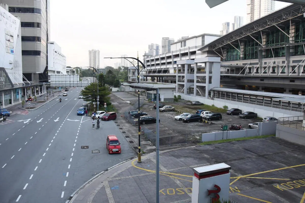 疫情暴发新马国境关闭，位于柔佛新山的中央车站显得冷清。（海峡时报）