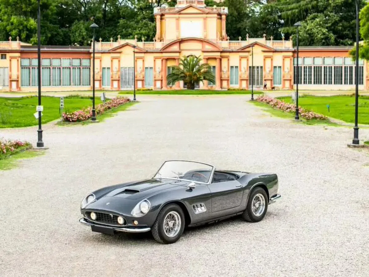 2024年8月，一辆由斯卡列蒂（Scaglietti）出品的1960年法拉利250 GT SWB California Spyder在苏富比拍卖行以1700万美元的价格成交，这是它首次公开拍卖。这款可赛道竞技、日常驾驶的敞篷版车型，共生产了56辆，那次拍出的是生产的第一辆车。（互联网）