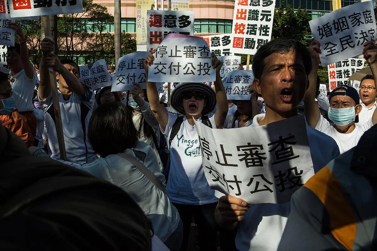  以“下一代幸福联盟”为首的反同群众发起公投试图阻止同性婚姻合法化。（端媒体） 