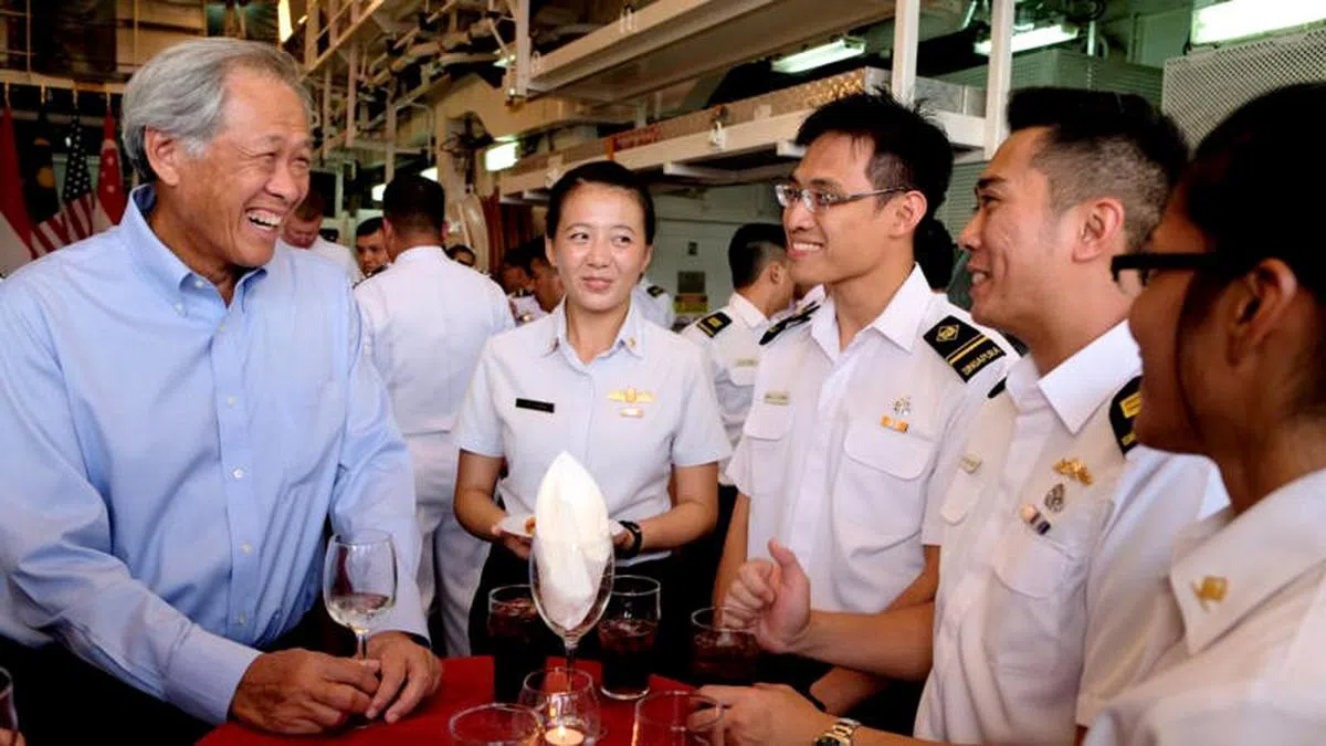  黄永宏和参与环太平洋多边军演的新加坡海军人员交流。（国防部） 