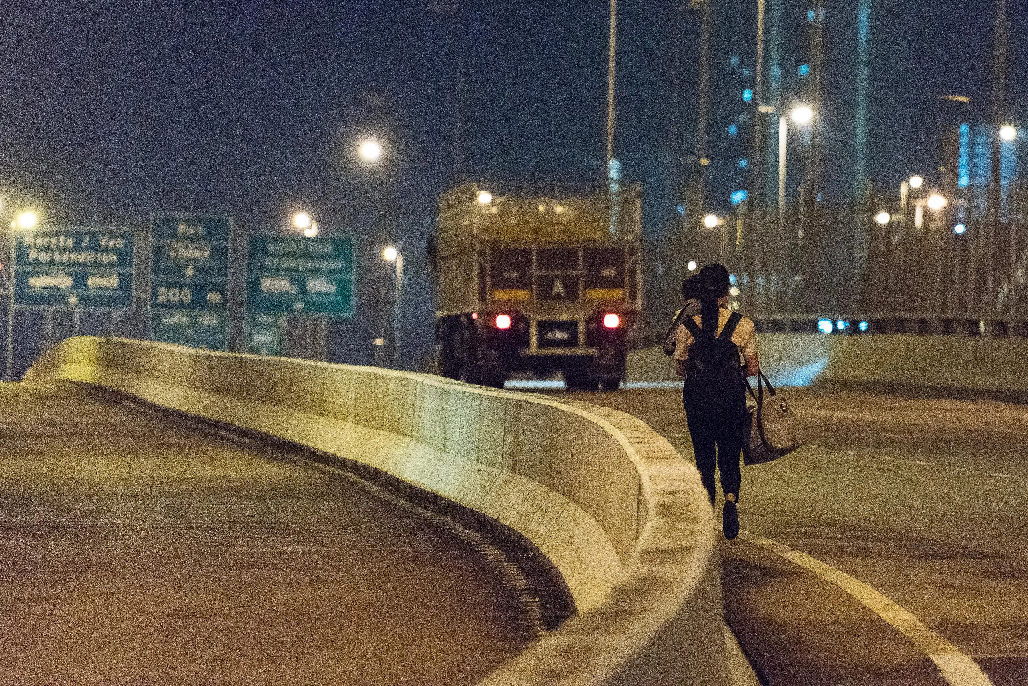 2020年暴发的冠病疫情，一度使不少仰赖在新加坡较高收入的马国越堤族陷入经济困顿。