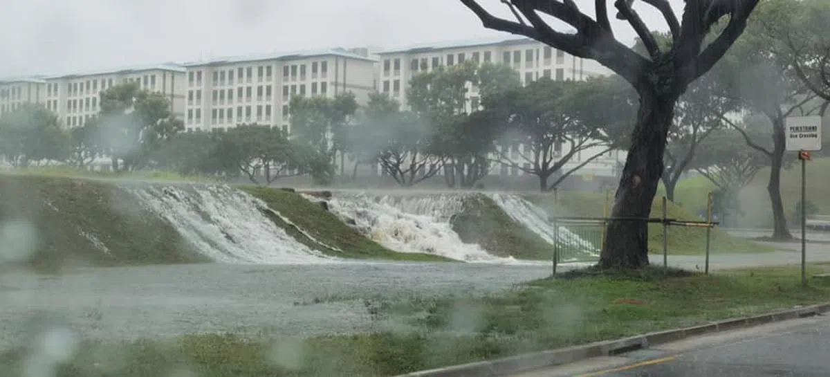  淡滨尼路的小土坡上，也因为大雨造成“瀑布”倾泻而下。（Singapore Atrium Sale面簿） 