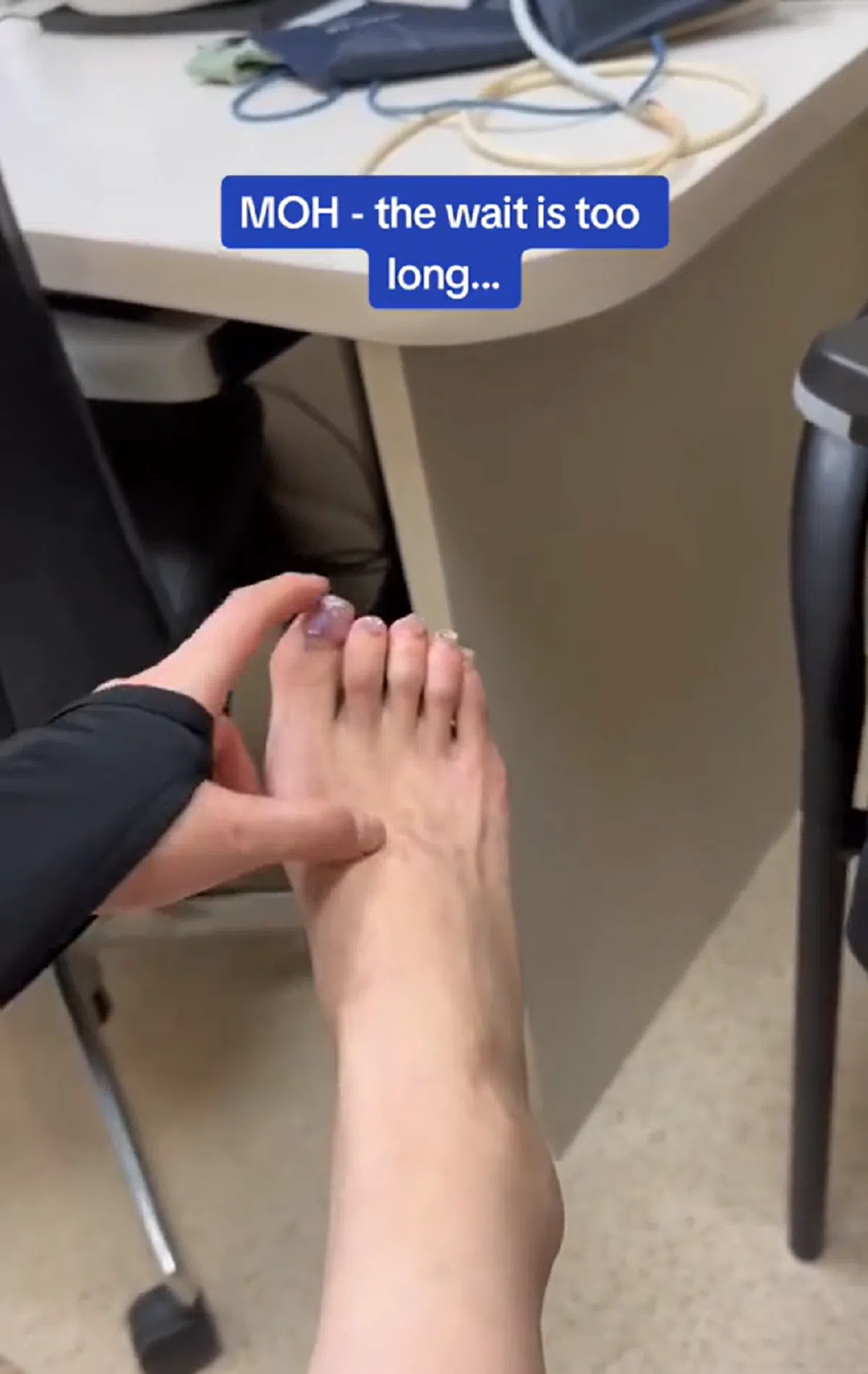女子边指着右脚边说：“你看得见吗？我的脚被它整个车压了。”请原谅红蚂蚁眼睛不好使，用放大镜看了老半天都看不出伤在哪里，很可能是内伤吧。（视频截图）（视频截图）