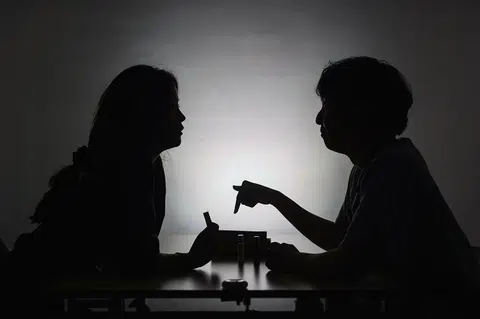 “暗暗”地喜欢你。（朝鲜日报）