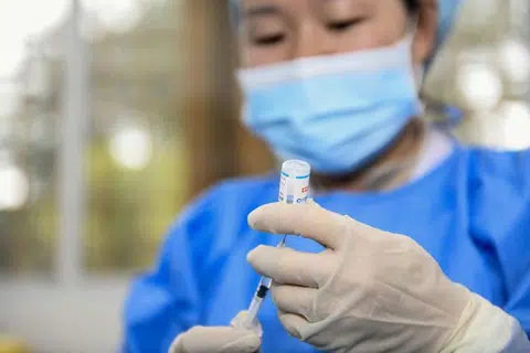 中国有望推出对所有病毒变异株有效，且成本较低的冠病特效药。（法新社）