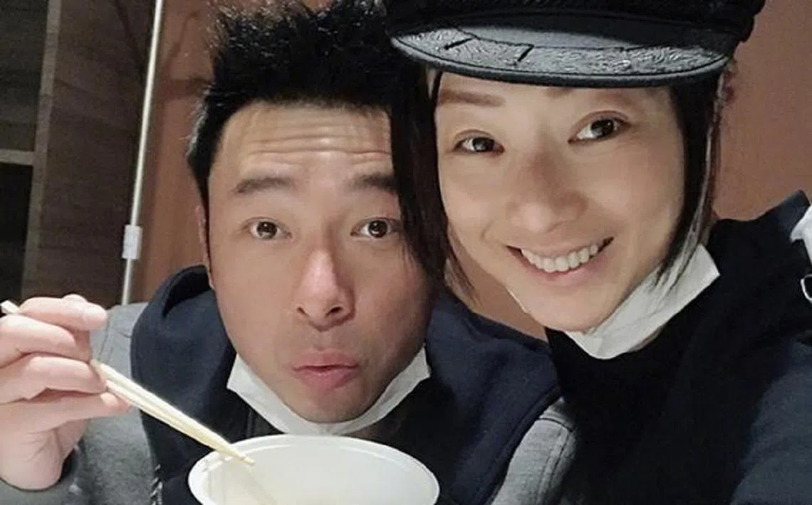 2018年除夕，郑秀文首次发两人的合照。她说，当许志安发烧或者感冒的时候，自己什么也帮不上，只能是待在身边默默的守护着，这种感觉很是无助但是有很实在。表示要和自己的老公对抗乙型流感。（互联网） 