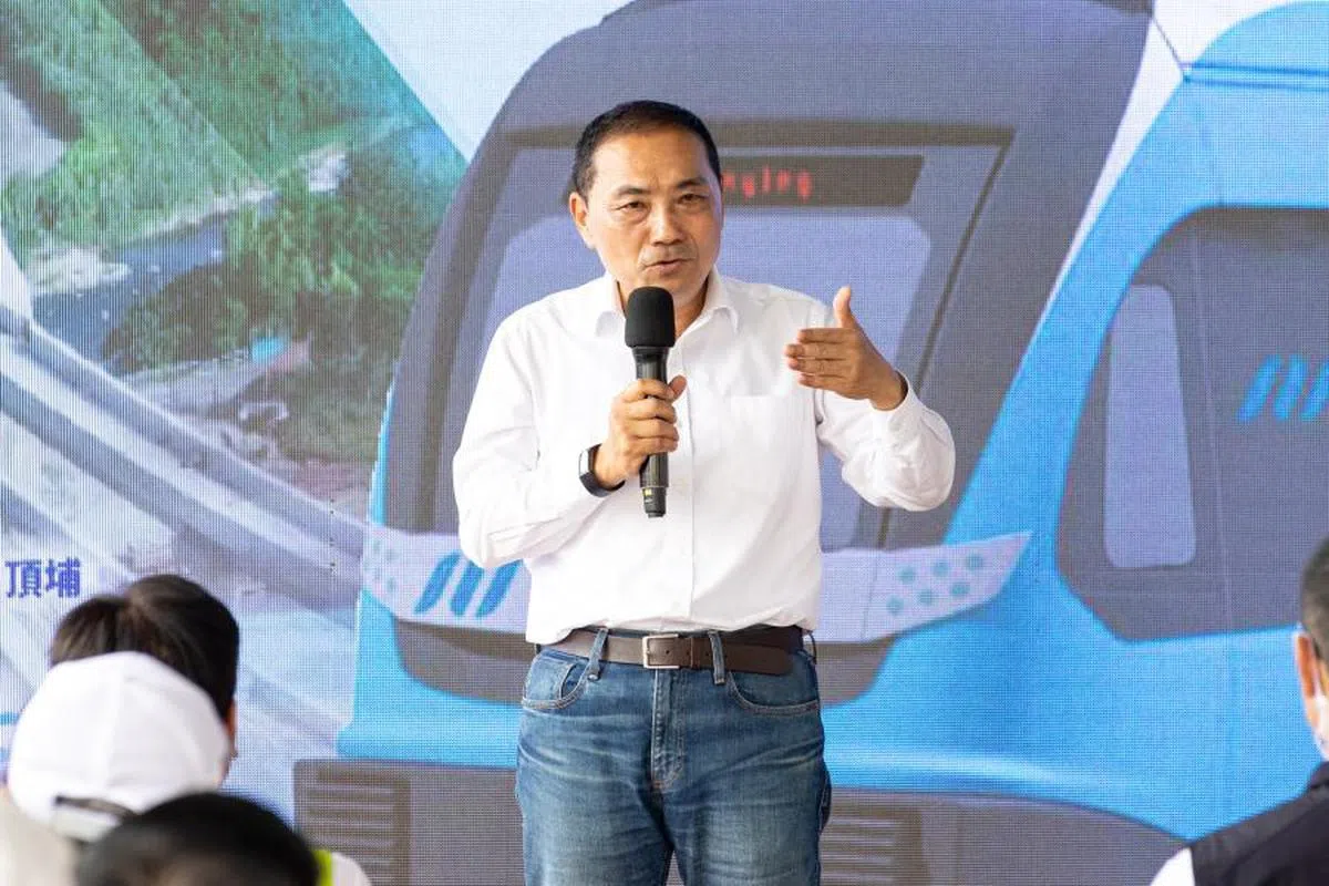 侯友宜缺乏国政经验和不善言辞的劣势，导致其民调一蹶不振。（中新社）