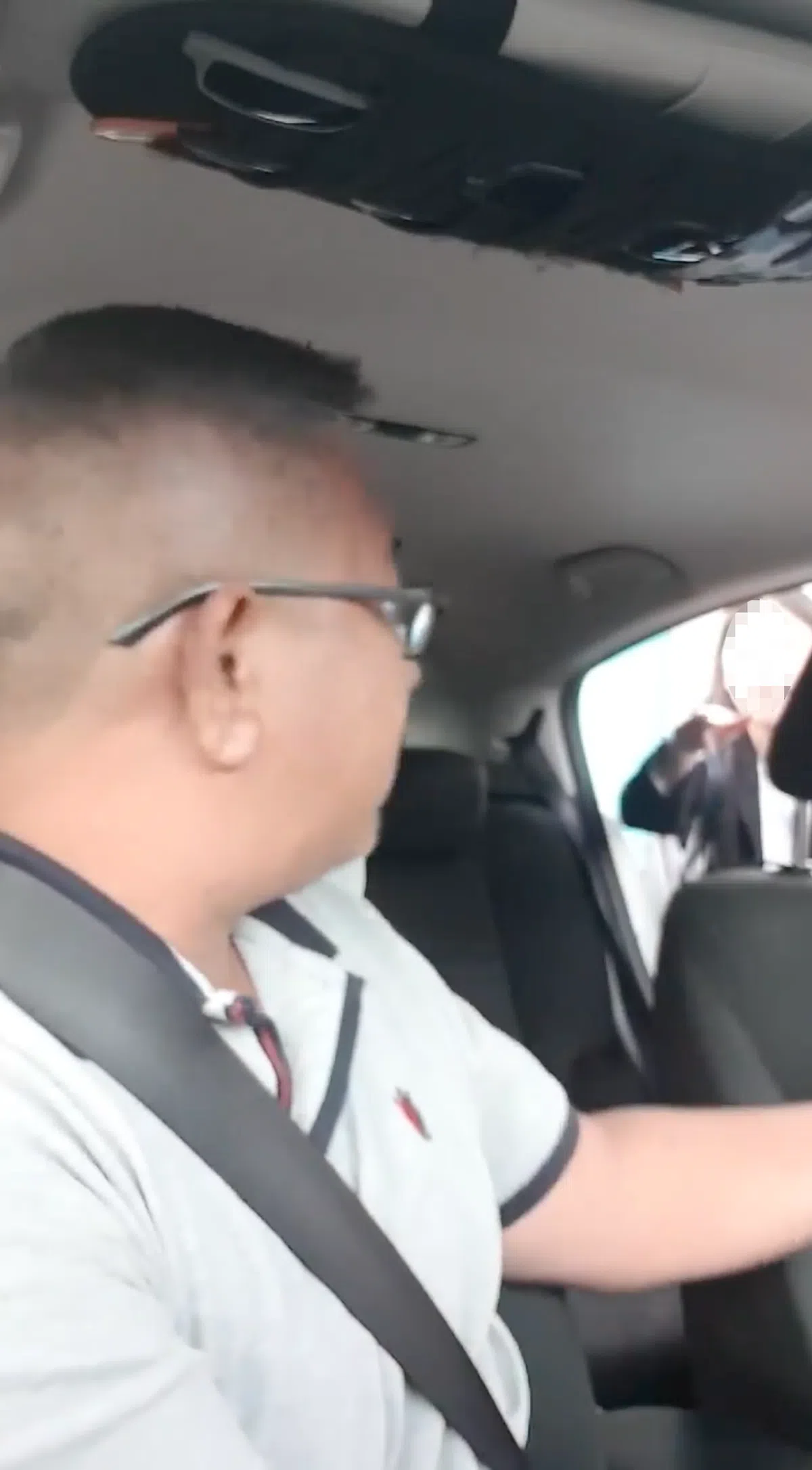  女子终于“逃出”车外。（截自视频） 