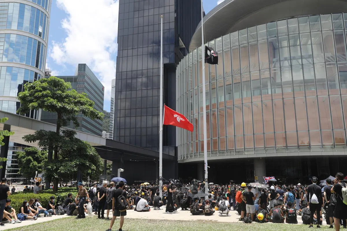  香港立法会示威区对面的中国国旗一度被染血的黑旗取代。（彭博社） 