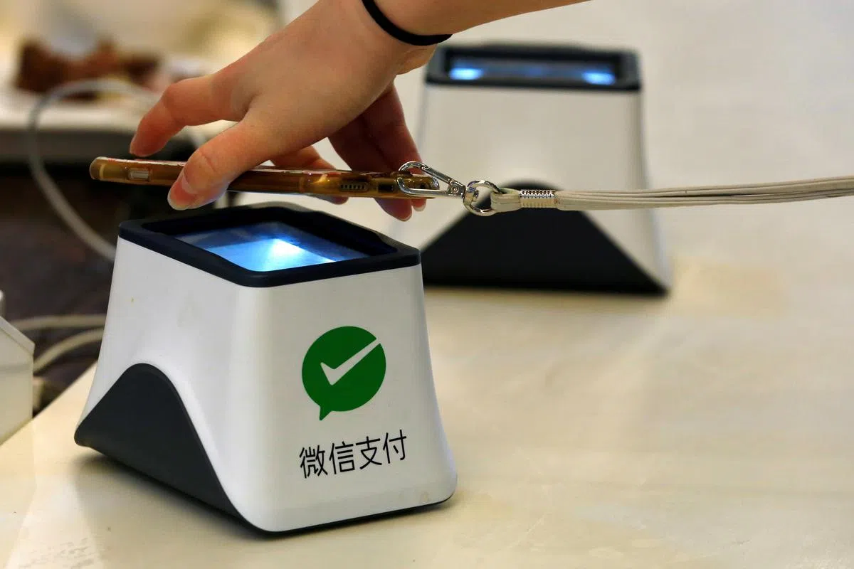  腾讯旗下的app“微信”包含了一个人全部的社交应用场景，从通讯、分享、游戏、支付到投资，应有尽有。（路透社） 