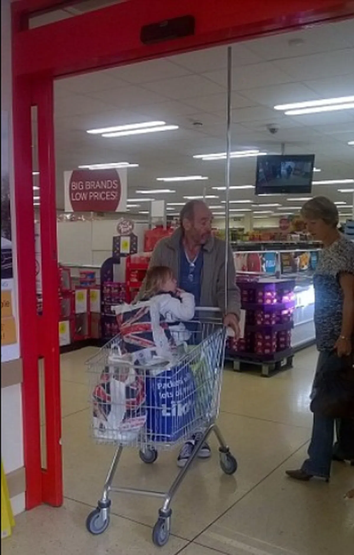  冰岛超市内的购物车安装了金属杆，限制了高度，以阻止顾客将购物车推出超市。（每日邮报） 