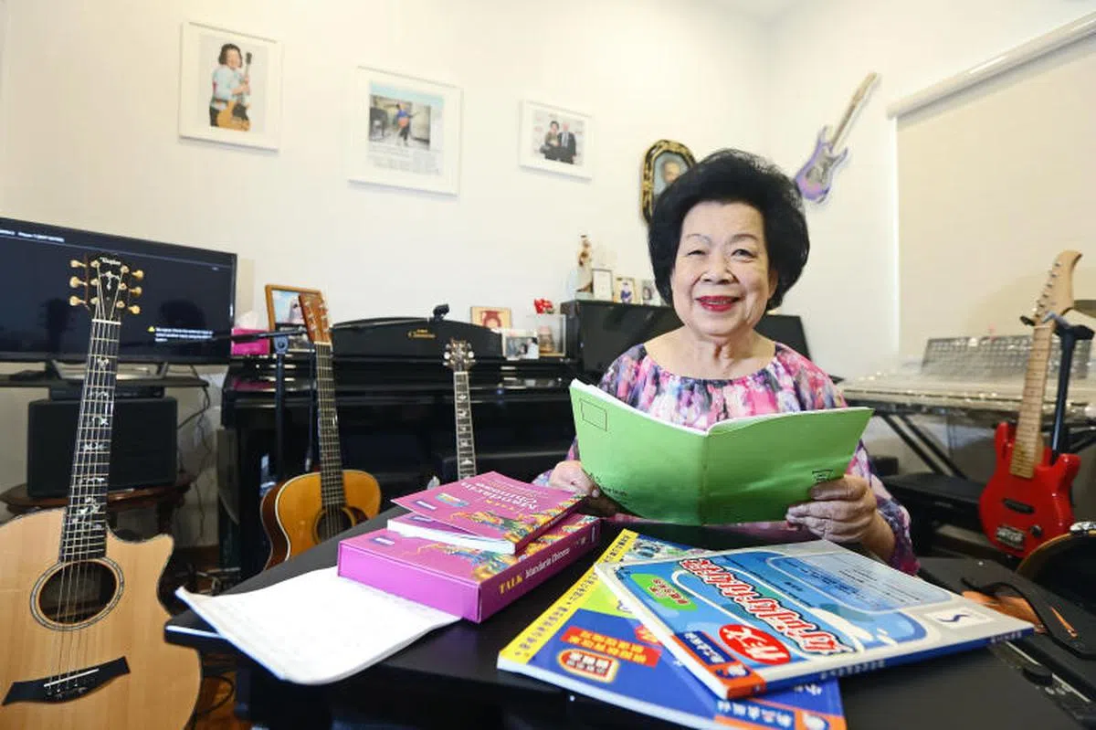  何月英平日只说广东话和英语，年过八旬才正式开始学华语很不容易。除了接受老师教导，她还“发明”了自己的拼音方式，用英文字母记住华语发音。（联合早报） 