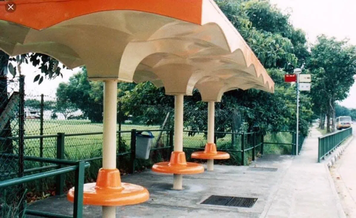 80年代建造的巴士站，采取开放设计，周围不设栏杆。（取自脸书）