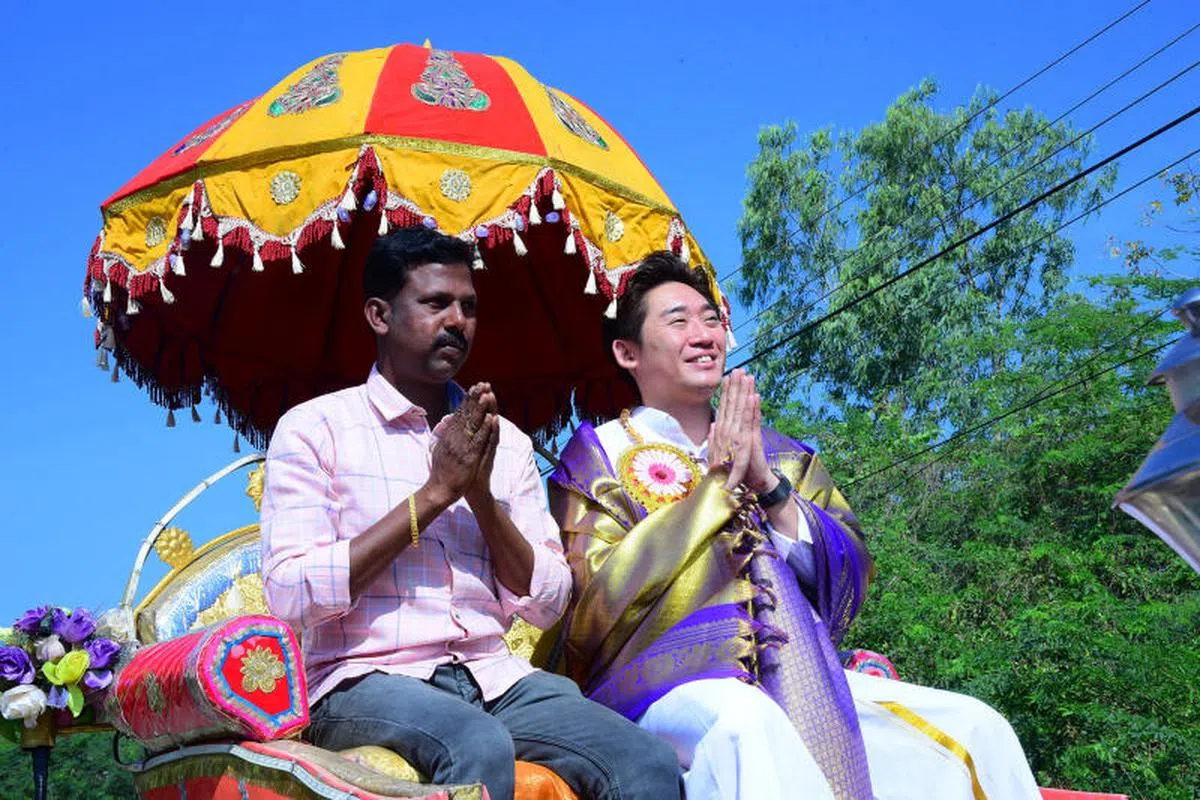 员工马里姆都（左）和老板姚国豪。（马里姆都提供）