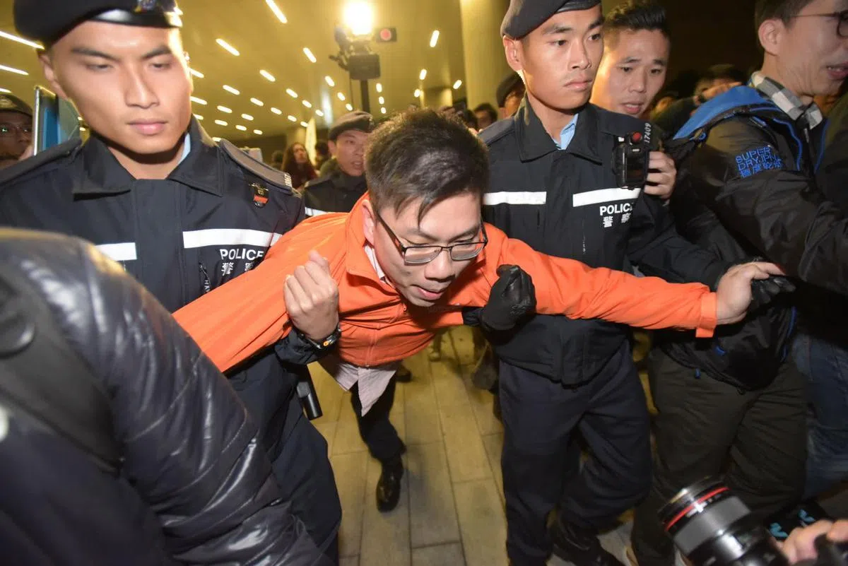  香港立法会保安多次广播警告后便开始清场。（星岛日报） 