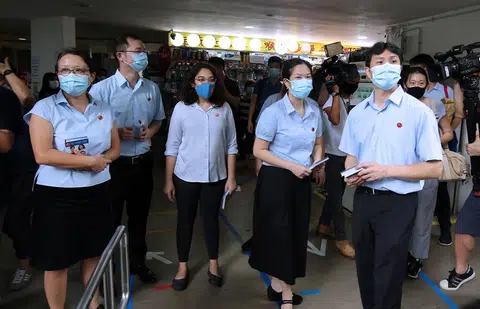 工人党盛港集选区候选人（右起）林志蔚、何廷儒、辣玉莎和蔡庆威，今天在林瑞莲（左一）的陪同下走访选区。（联合早报）