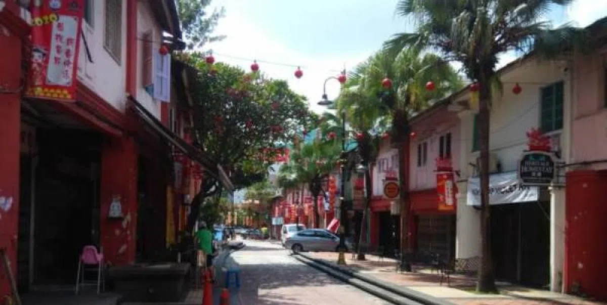  柔佛新山陈旭年文化街一直是本地游客流连忘返的打卡景点，街道内有许多南洋小吃，也有不少特色店铺。新马互相关闭边境后，少了新加坡游客的陈旭年文化街，生意额极度锐减。（中国报） 