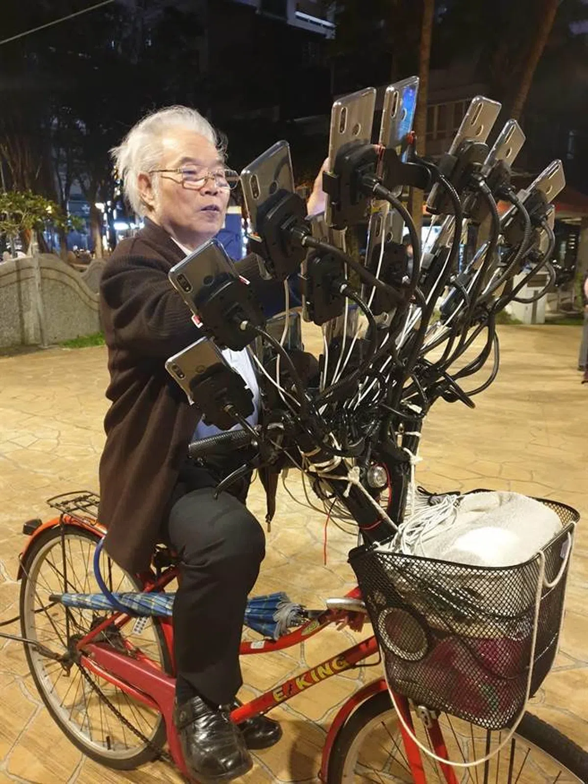  阿公有几只手机，蚁粉们来数一数。（取自《中时电子报》） 