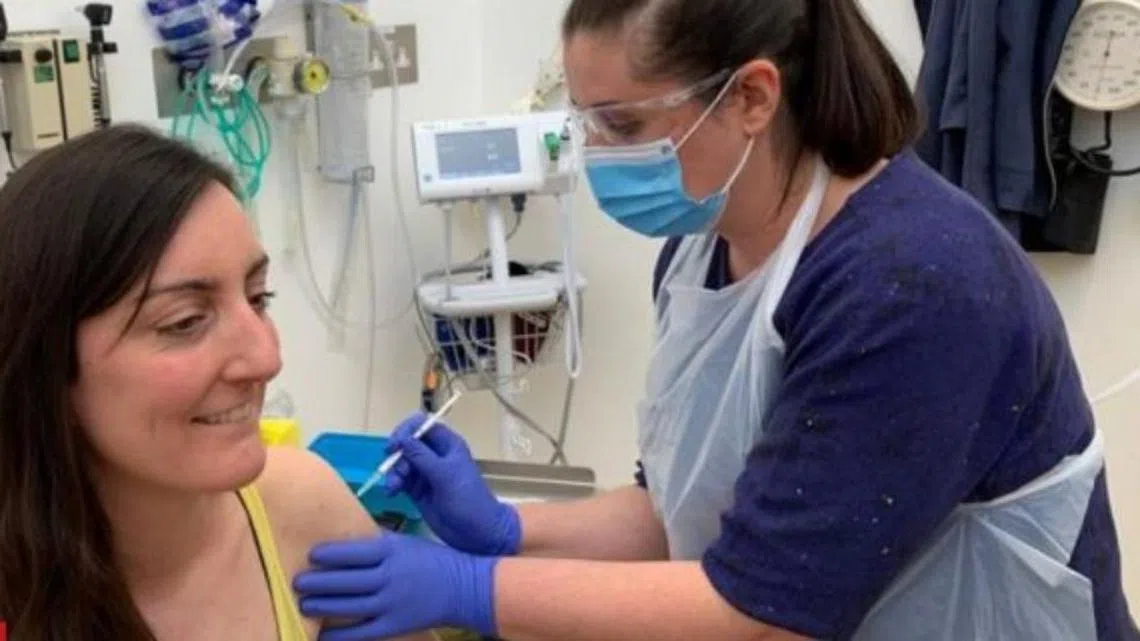 英国微生物学家格兰纳托（Elisa Granato）是牛津大学研发疫苗的首位受试者。（英国BBC）