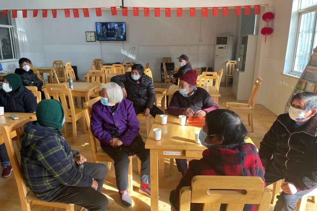 中国正加紧为高风险的年长者施打疫苗。（路透社）