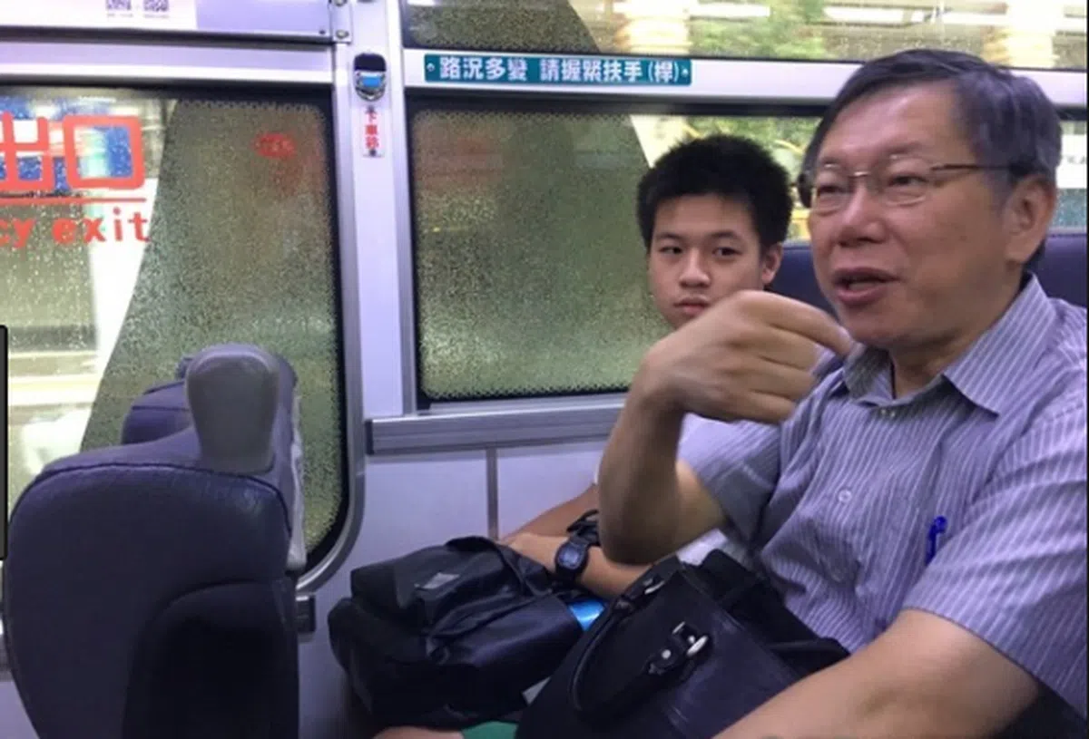  柯文哲每天搭公车基本都坐同个座位，连坐在他身边的学生都成了“网红”。（互联网） 