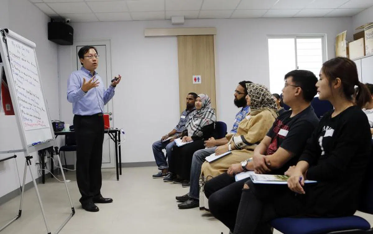  当局透过婚姻辅助计划（Marriage Support Programme）课程为跨国夫妻解答关于外国配偶如何在本地生活的问题。（海峡时报） 