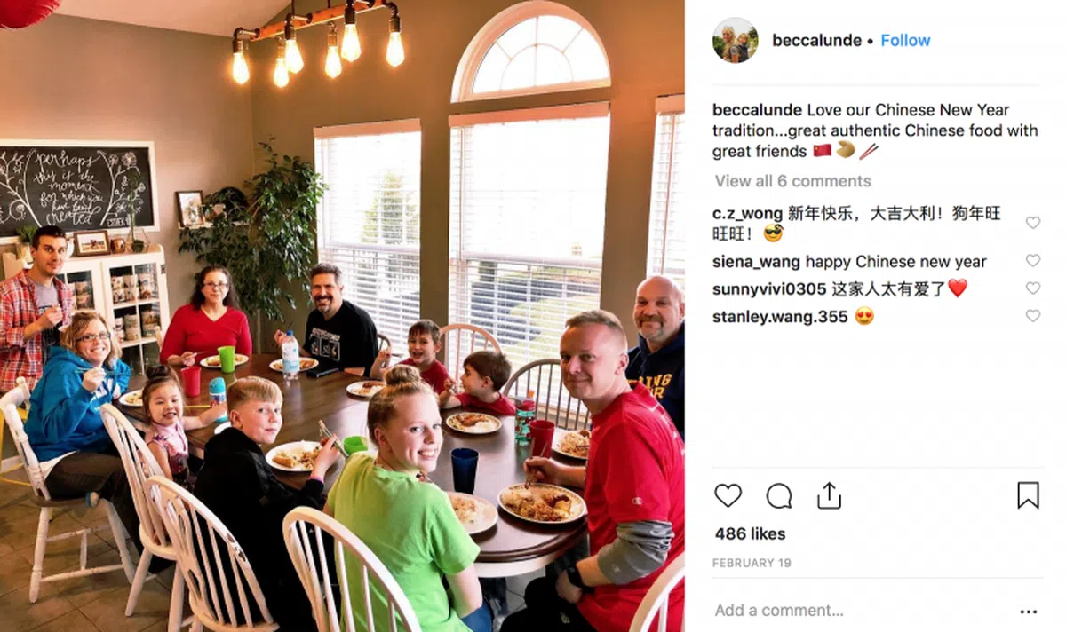  Becca请亲朋好友道家中过农历新年，还亲手做了一桌中国菜。（Becca的Instagram） 
