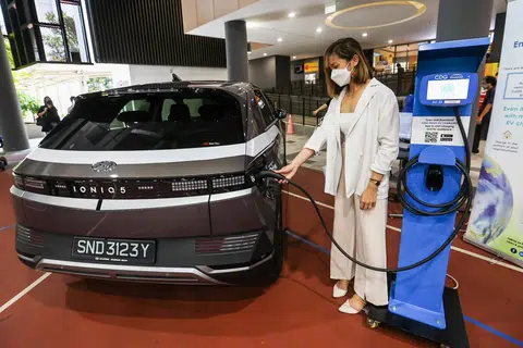 我国设下在2040年全面采用洁净能源驱动车辆的目标。（联合早报）