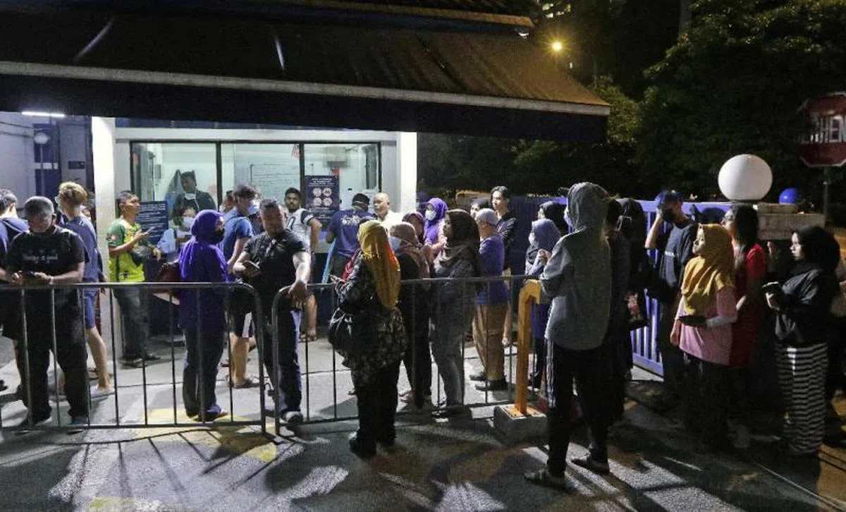  吉隆坡蕉赖警局挤满了准备申请“出门通行证”的人潮。（取自面簿） 