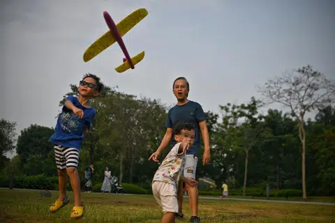 自1999年起，新加坡政府进一步将每年11月的第四个星期天订立为“祖父母日”，举办系列活动，让乐龄人士及家人同乐共欢。（海峡时报）