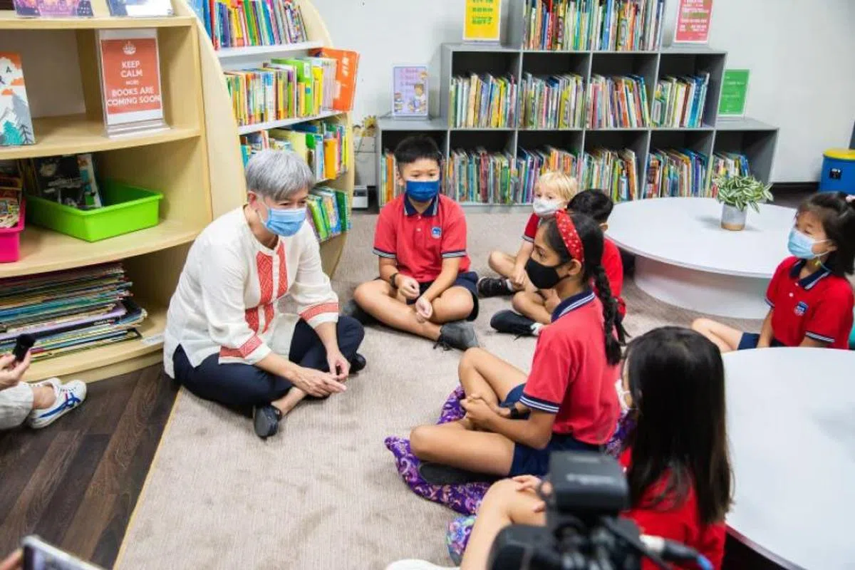 黄英贤（左）返回其母校神山国际学校。（悉尼先驱晨报）