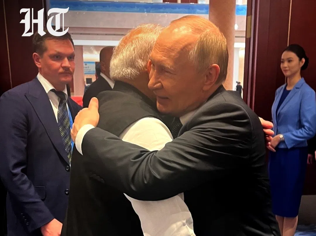 黄循财总理又和印度总理熊抱　其实爱抱抱的是莫迪