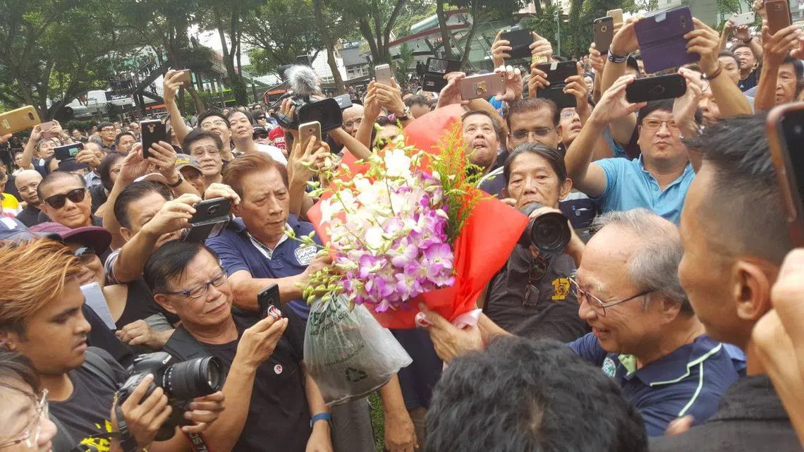 陈清木医生抵达芳林公园时，受到明星般的热烈欢迎。（取自陈清木面簿）