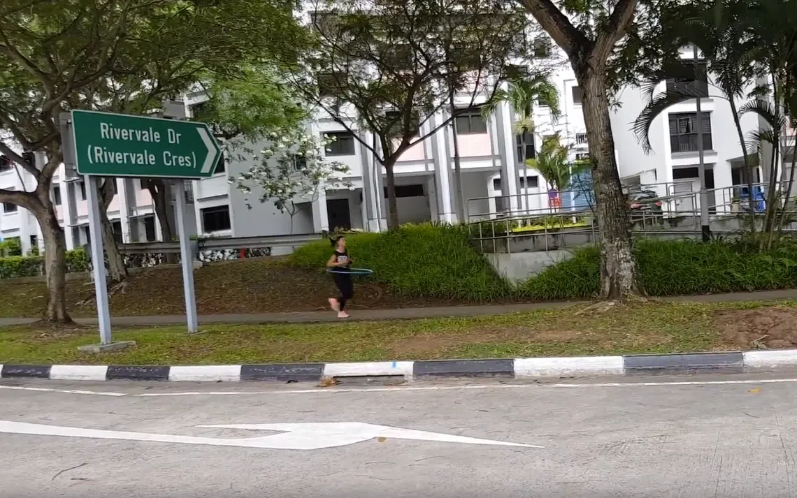 边跑步边摇呼啦圈这种一心多用的运动方式，你做得到吗？（视频截图）