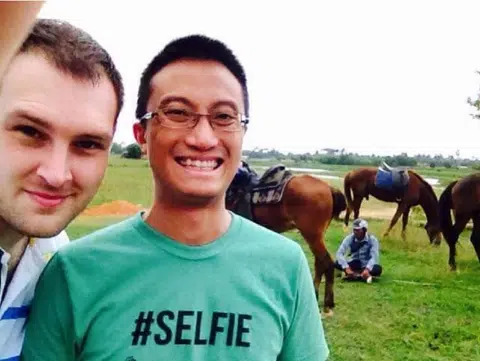 布罗谢兹与老公吕德祥医生的幸福自拍。（布罗谢兹提供）