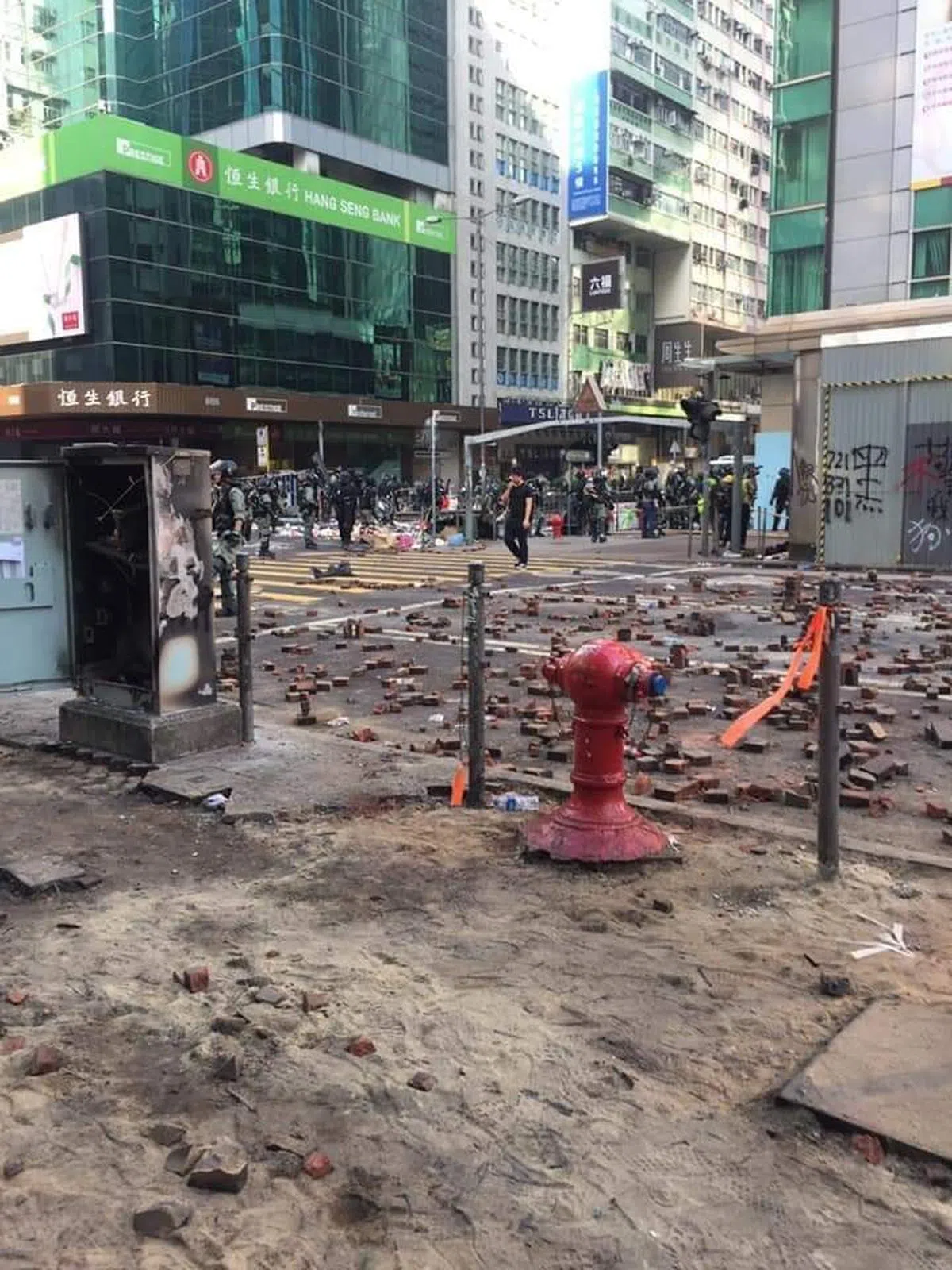  示威者将路边铺满的地砖一一挖起摆满在路上，阻碍交通。（我爱旅行面簿） 