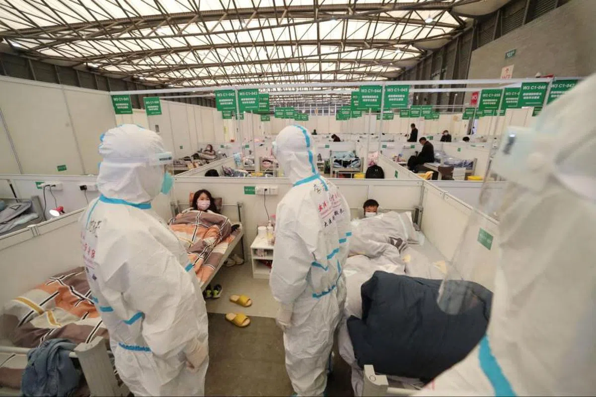 专家建议中国有必要效仿国际，更新确诊者的医疗准则。（路透社）