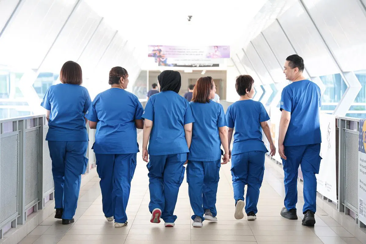 护士除了本身的职务，还可能负责其他工作项目。（联合早报）