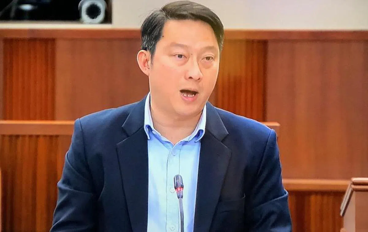  交通部兼卫生部高级政务部长蓝彬明医生。（国会视频截图） 