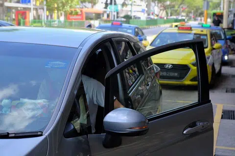 “乘客多司机少”或能基本概括解释为何电召服务费一直在上涨。（海峡时报）