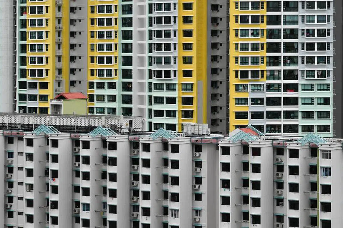  高耸林立，家家户户紧邻而居，邻里关系某种程度上却有种疏离感是本地政府组屋的特色。（海峡时报） 