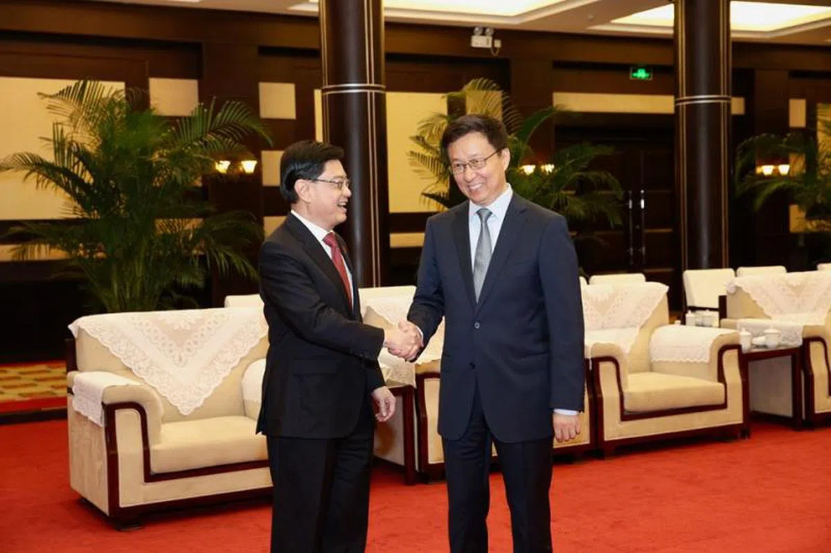  王瑞杰在宾馆内与韩正先开了个双边会议。（王瑞杰面簿） 