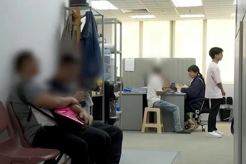 Zaw和Kyaw（左一）为了能在新加坡工作，向中介支付了超过4000新元的费用。后来发现，原本承诺的两年厨房助理合同竟然是假的。