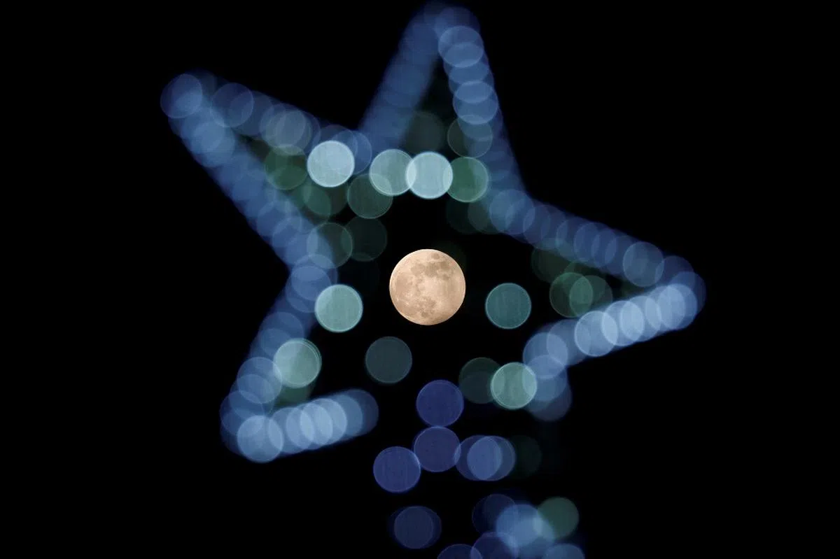 2022年的最后一个月圆之夜，这一天的月亮又称“冷月”（Cold Moon）。（路透社）