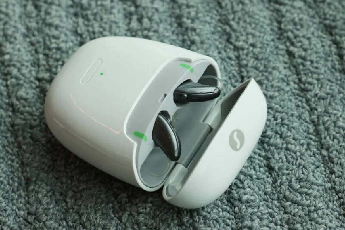 长得很像无线耳机的助听器，设计时髦。（海峡时报）