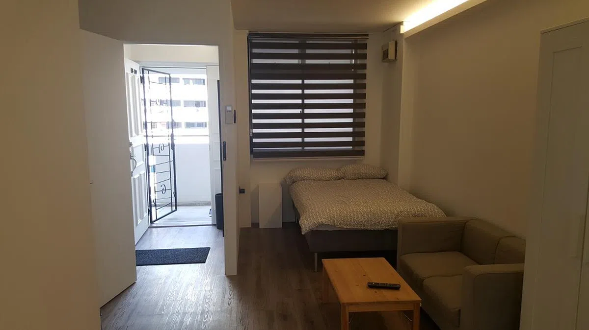 小隔间的房门直通组屋大门，并采用较容易移动的家具，以便在家具损坏或更换租户时替换。（Goodman Interior）