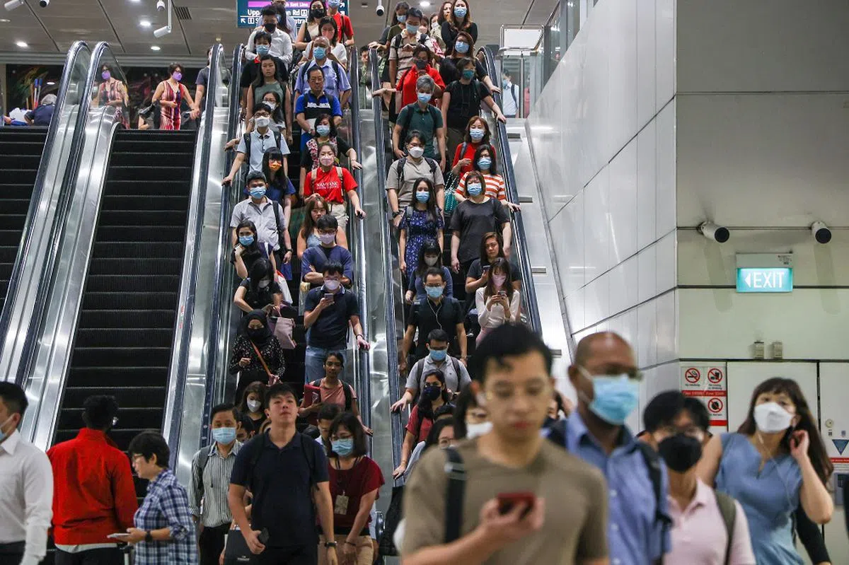 虽然不必再戴口罩了，但很多人还是没有脱掉口罩。（联合早报）