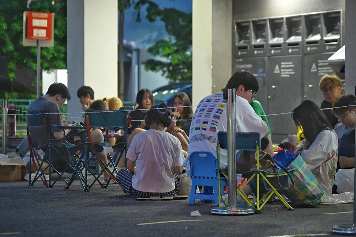 新加坡粉丝连夜排队抢购泰勒丝演唱会的门票。（海峡时报）