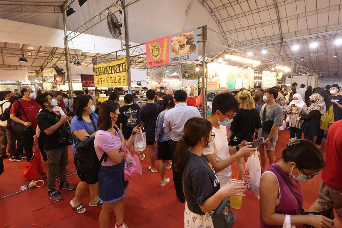 2022年6月在兀兰地铁站附近的夜市，约有一半的摊位售卖食物。（联合早报）