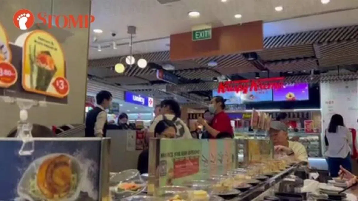 女顾客数落收银员。（STOMP视频截图）